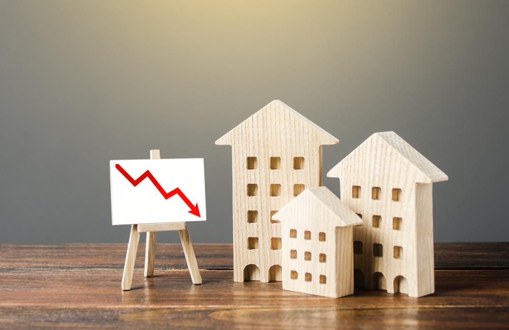 Wooden buildings and an easel with a red down arrow